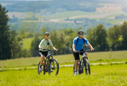 2 Fahrradfahrer in der Landschaft